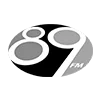 Logotipo da emissora de rádio 89fm com cores em escala de cinza