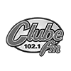 Logotipo da emissora de rádio Clube FM 102.1 com cores em escala de cinza