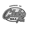 Logotipo da emissora de rádio Clube FM 104.5 com cores em escala de cinza