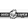 Logotipo da emissora de rádio Oeste Capital com cores em escala de cinza