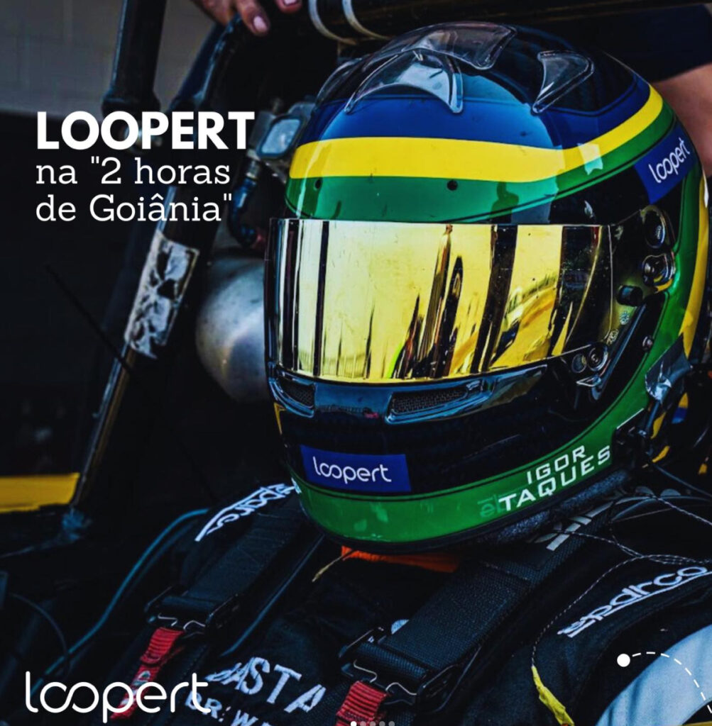Foto do piloto Igor Taques vestido com seu capacete com uma etiqueta de patrocínio da empresa Loopert