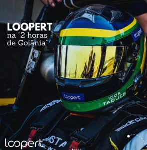 Foto do piloto Igor Taques vestido com seu capacete com uma etiqueta de patrocínio da empresa Loopert